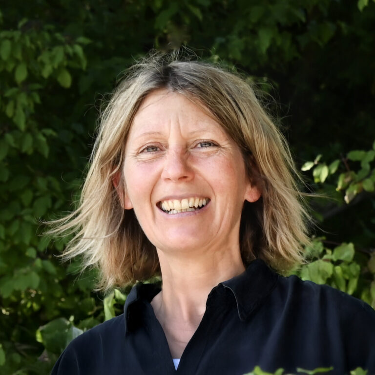 Anschi-Portrait-schwarzes-Hemd-EDIT